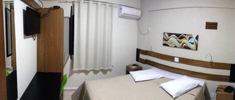 Een minibar, een bureau, verduisterende gordijnen