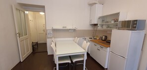 Apartament Deluxe, 2 dormitoris, cuina, vistes a la ciutat (Apt 1) | Cuina privada | Frigorífic, microones, placa de cuina i cafetera i tetera 