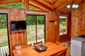 Stuga Standard - 2 sovrum - privat badrum | 1 sovrum, gratis barnsängar, gratis wi-fi och sängkläder