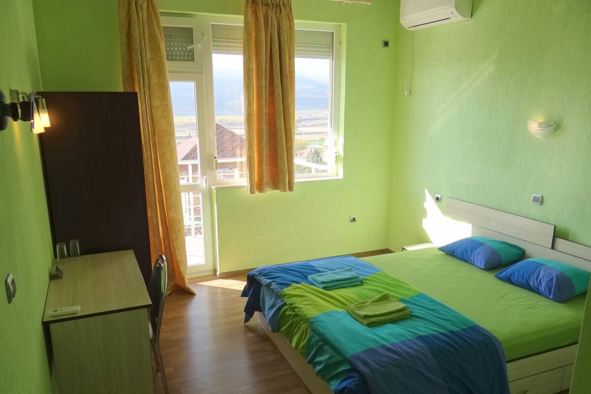 Habitación doble económica, balcón | Escritorio, cortinas blackout, wifi gratis y ropa de cama