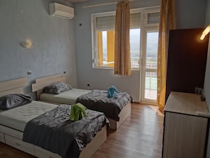 Habitación estándar con 2 camas individuales, vista a la montaña | Escritorio, cortinas blackout, wifi gratis y ropa de cama