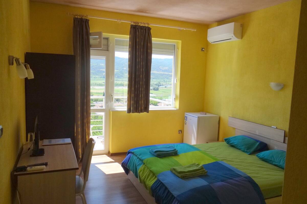 Habitación doble estándar, vista a la montaña | Escritorio, cortinas blackout, wifi gratis y ropa de cama