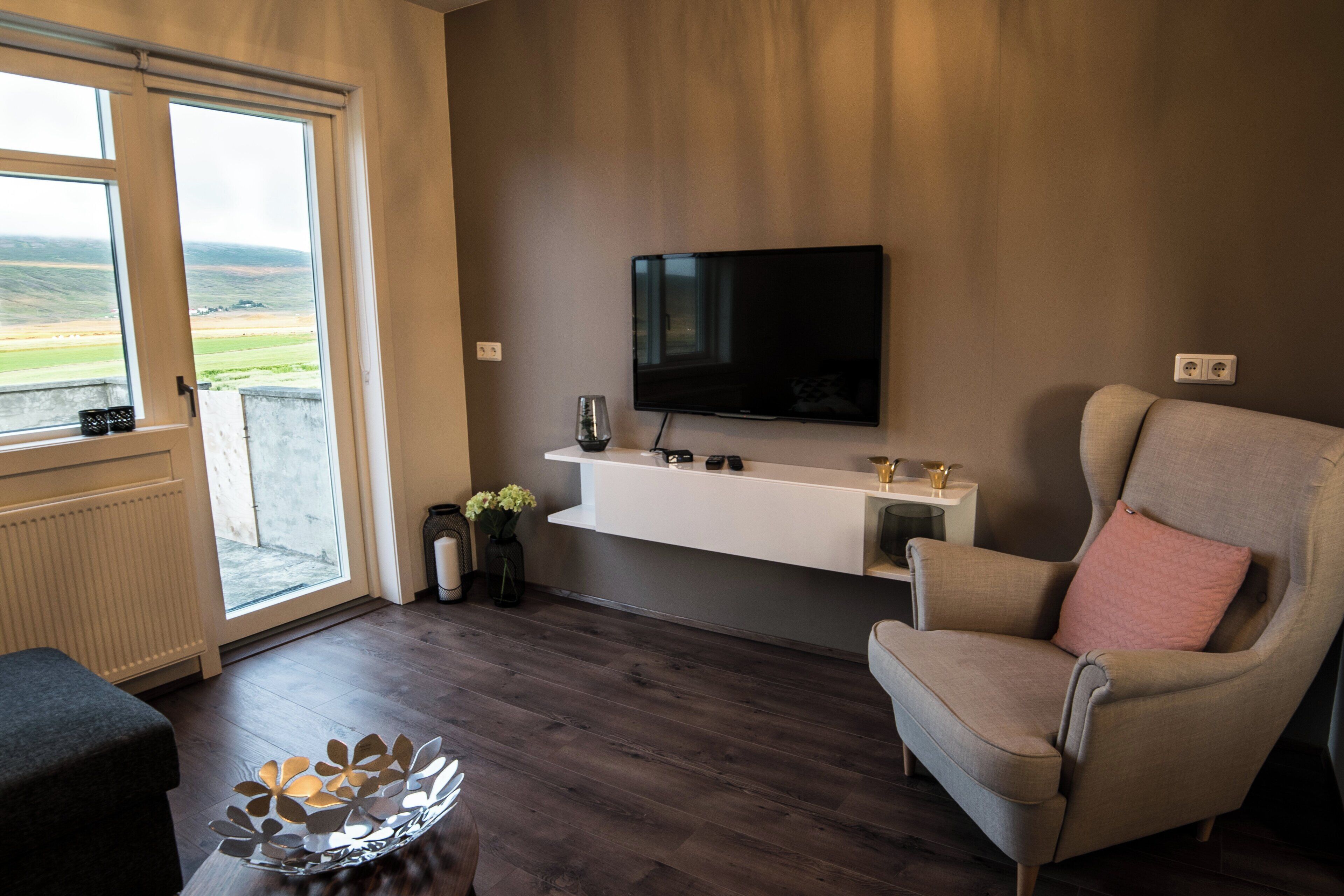 Comfort Apartment, 2 Bedrooms (Apt 20) | Living room | Flat-screen TV