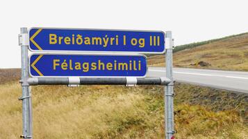 A directional road sign with arrows pointing to Breiðamýri I og III and Félagsheimili.