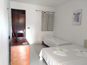 Escritorio, cortinas blackout, wifi gratis y ropa de cama