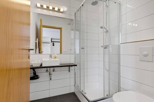 Sturta, hárblásari, handklæði, sápa