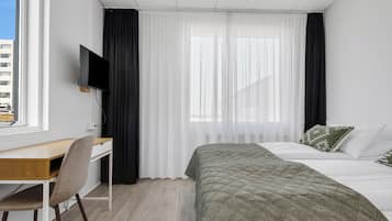 Doppelzimmer | Hochwertige Bettwaren, Schreibtisch, Verdunkelungsvorhänge