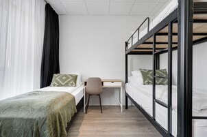 Camera familiare | Biancheria da letto di alta qualità, una scrivania, tende oscuranti