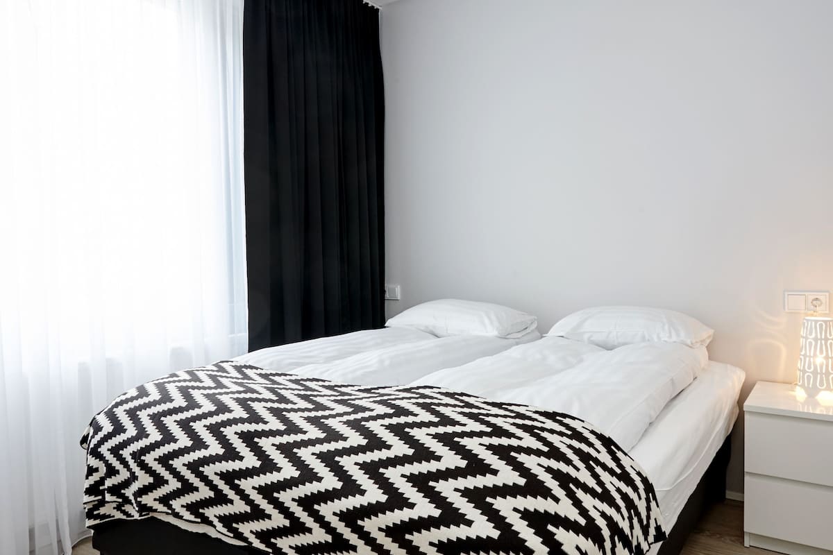 Habitación doble | Ropa de cama de alta calidad, escritorio y cortinas blackout