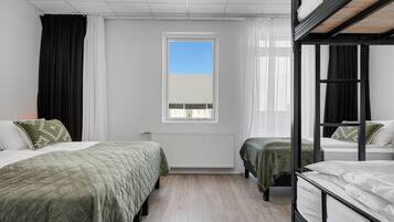 Familieværelse | Premium-sengetøj, skrivebord, mørklægningsgardiner, lydisolering