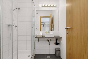 Family Room | Bathroom | Shower, hair dryer, towels, soap - Hótel Heiðmörk (Kópavogur)