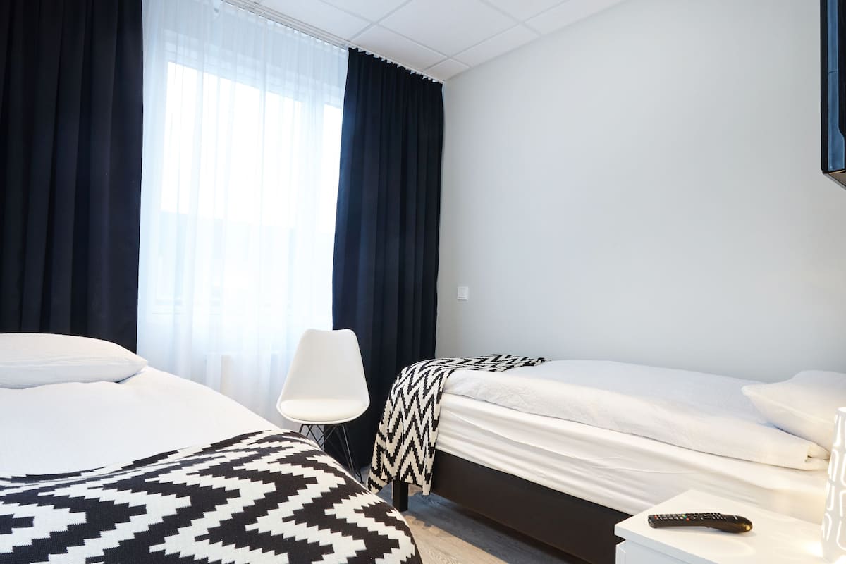 Habitación con 2 camas individuales | Ropa de cama de alta calidad, escritorio y cortinas blackout