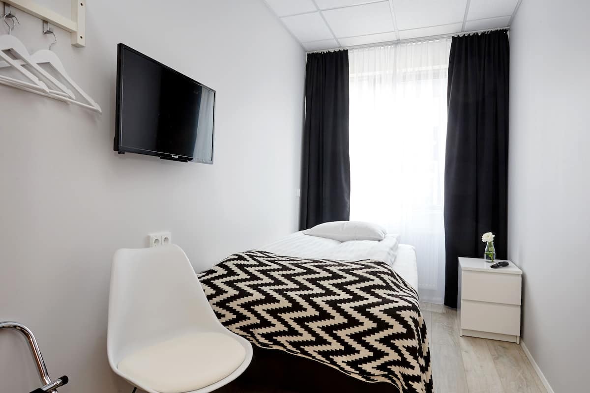 Habitación individual | Ropa de cama de alta calidad, escritorio y cortinas blackout