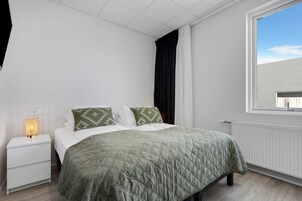 Family Room | Premium bedding, desk, blackout drapes, soundproofing