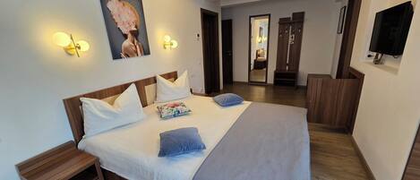 Escritorio, tabla de planchar con plancha y cunas gratuitas