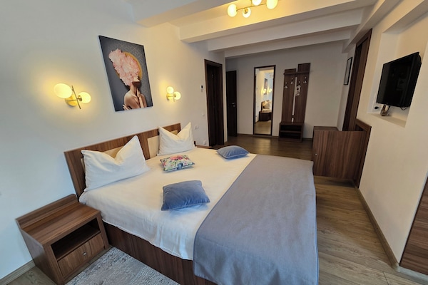 Escritorio, tabla de planchar con plancha y cunas gratuitas