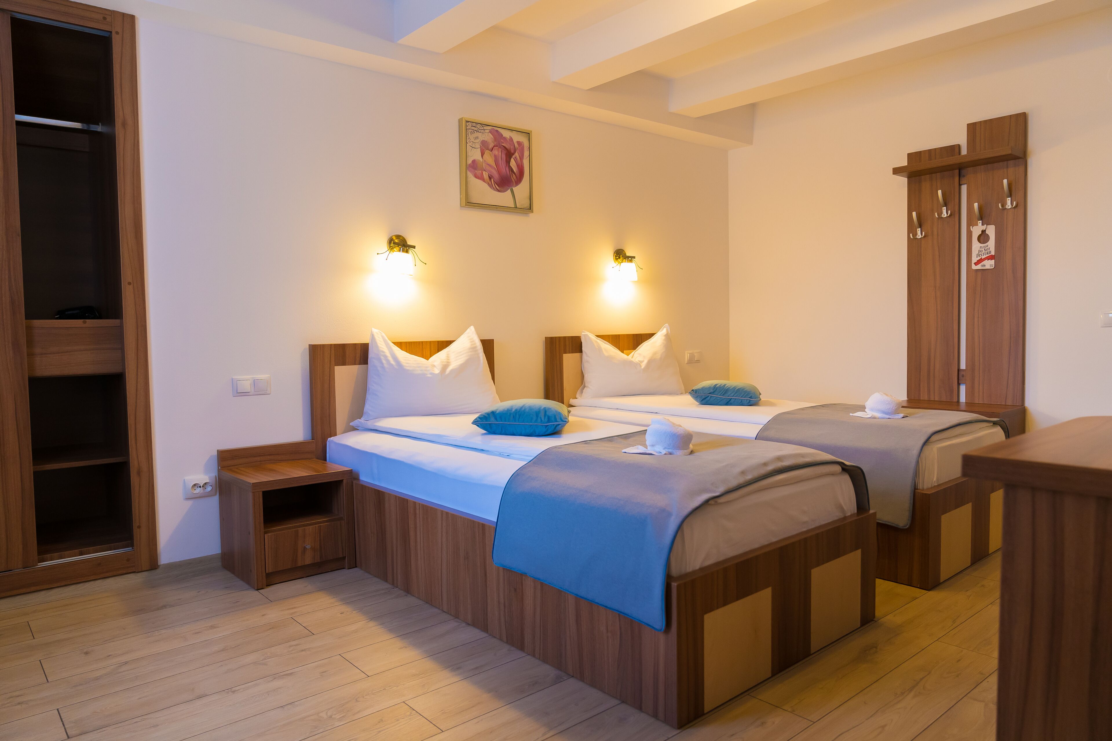 Chambre avec lits jumeaux | Bureau, fer et planche à repasser, lits bébé (gratuits), Wi-Fi gratuit