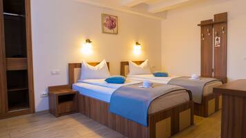 Chambre avec lits jumeaux | Bureau, fer et planche à repasser, lits bébé (gratuits), Wi-Fi gratuit