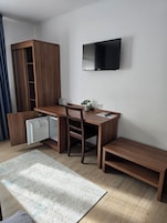 Twin Room | Desk, iron/ironing board, free cribs/infant beds, free WiFi