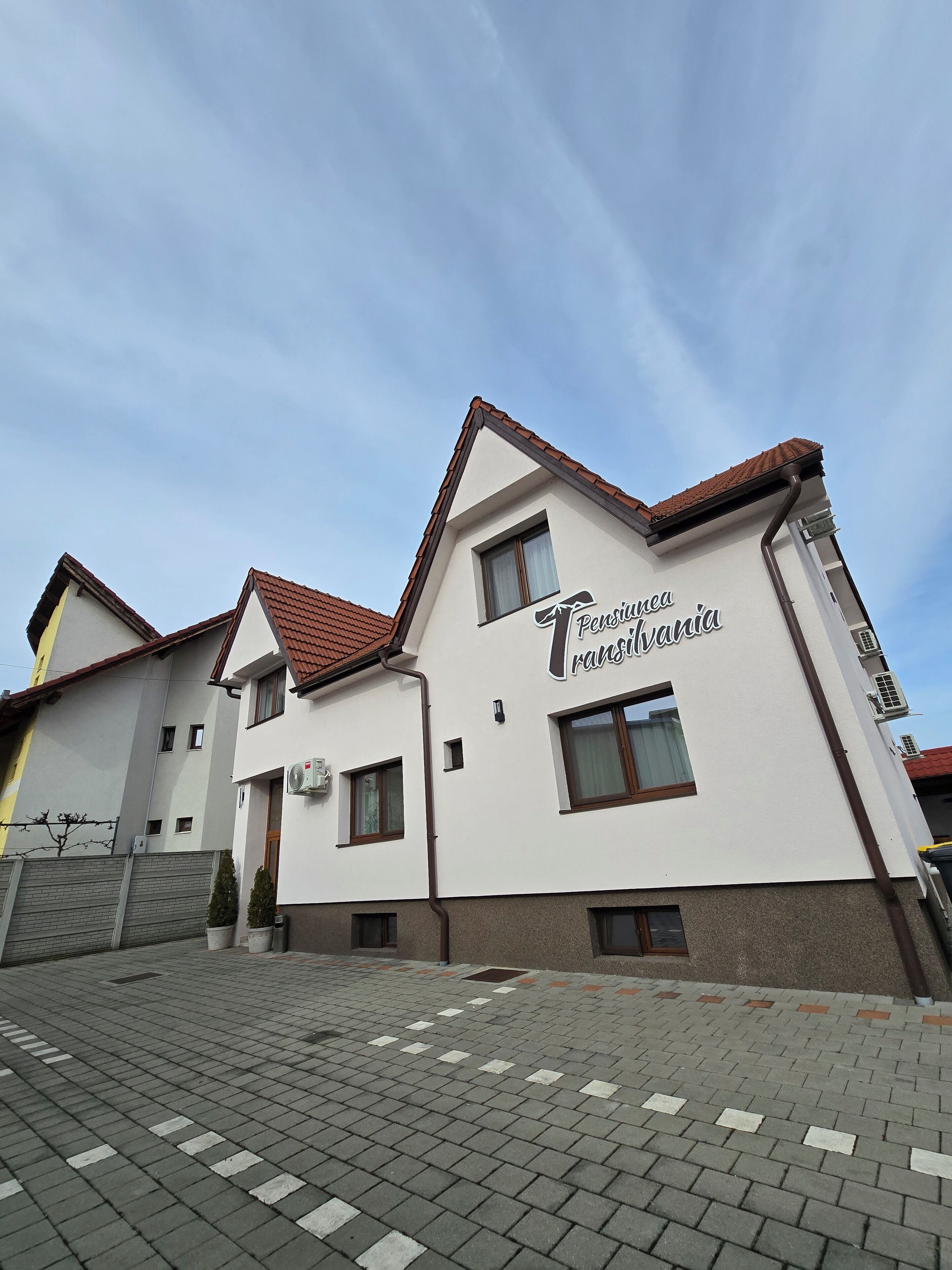 Een gebouw met twee verdiepingen met een bord waarop 