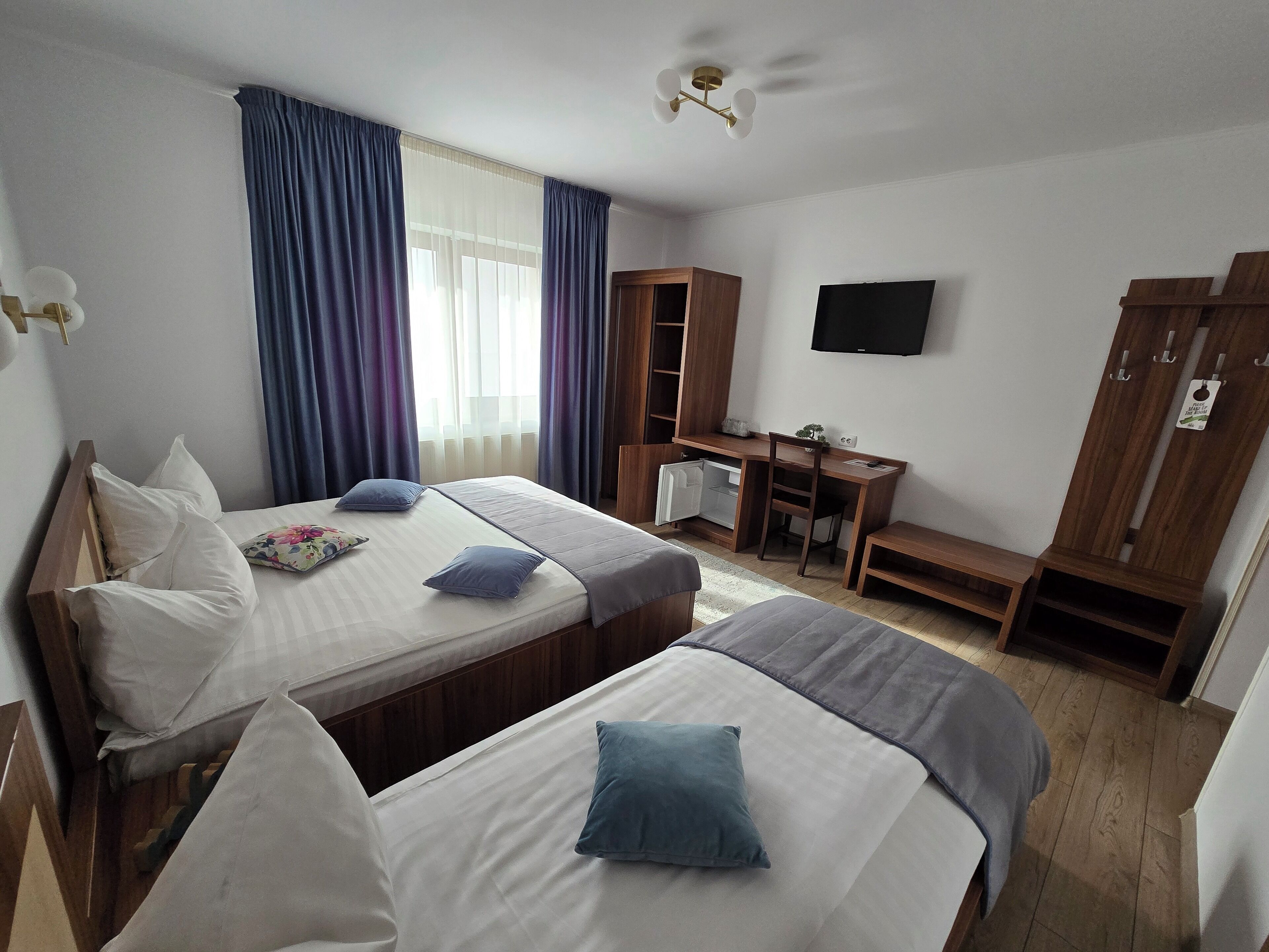 Twin Room | Desk, iron/ironing board, free cribs/infant beds, free WiFi