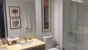 Standard Apartment, 3 Bedrooms | Bathroom - Departamento en Las Condes (Santiago)