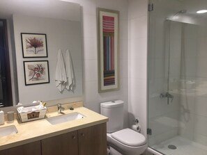 Departamento estándar, 3 habitaciones | Baño | Regadera, secadora de cabello, toallas 