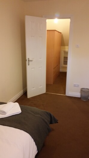 Apartemen, 3 kamar tidur | 1 kamar tidur, setrika/meja setrika, Wi-Fi gratis, dan seprai linen