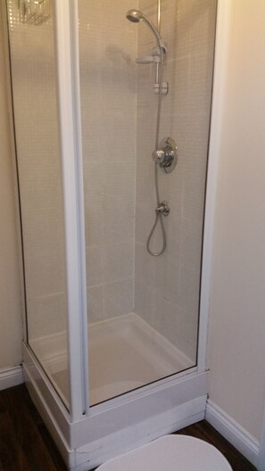 Apartment, 3 Bedrooms | Bathroom | Combined shower/bathtub, hair dryer, towels - Livingston Ideal Commuter Townhouse (Livingston)