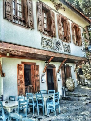 Front of property – evening/night - Kalispera Pansiyon (Selçuk)