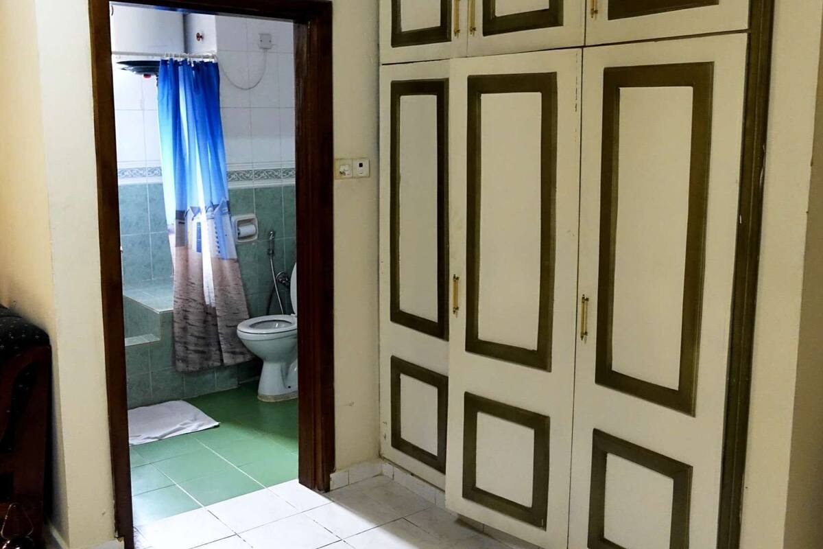 Quarto casal standard | Cofres nos quartos, escrivaninha, berços grátis, Wi-Fi de cortesia