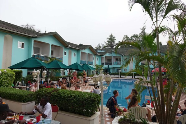 Outdoor pool - Wusum Hotel (Makeni)