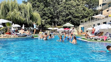 Piscina stagionale all'aperto, ombrelloni da piscina, lettini