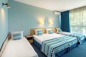 Large Double Room, Balcony | Minibar, skrivebord, skrivebord for bærbar PC og blendingsgardiner