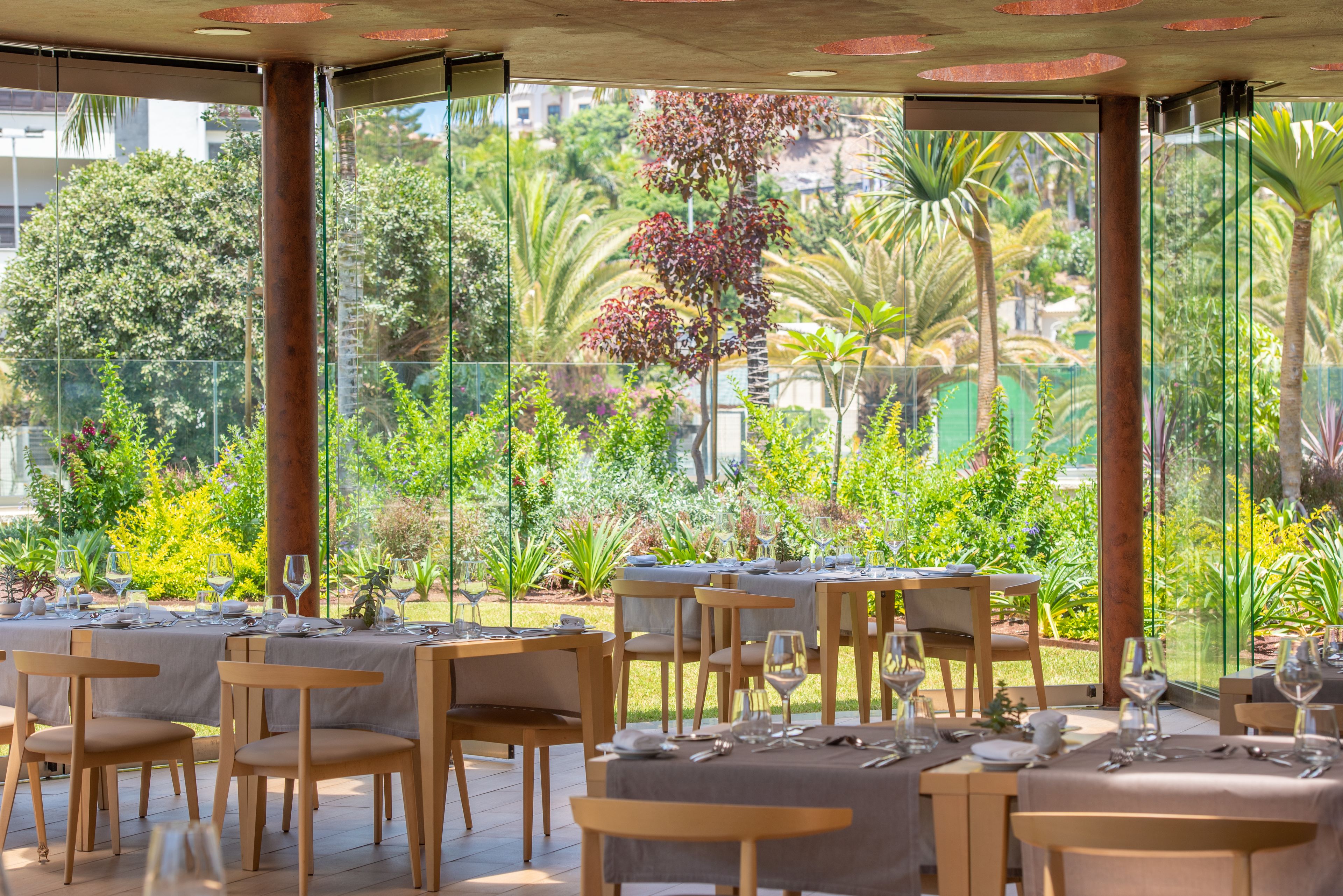 breakfast, lunch, dinner served; international cuisine