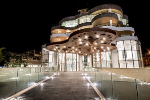 住宿正面 (夜晚)