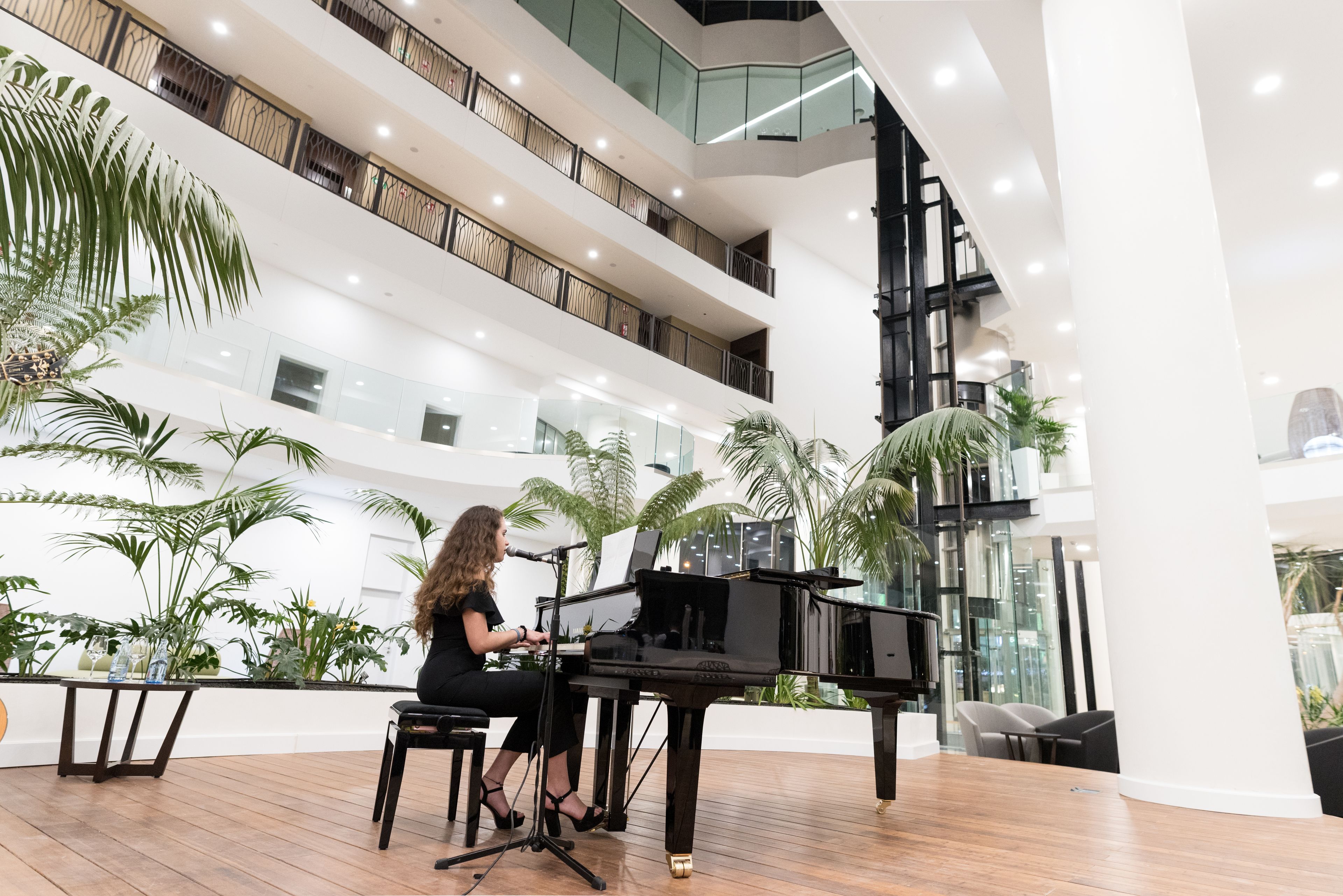 5 bars/lounges, 3 swim-up bars, 3 poolside bars