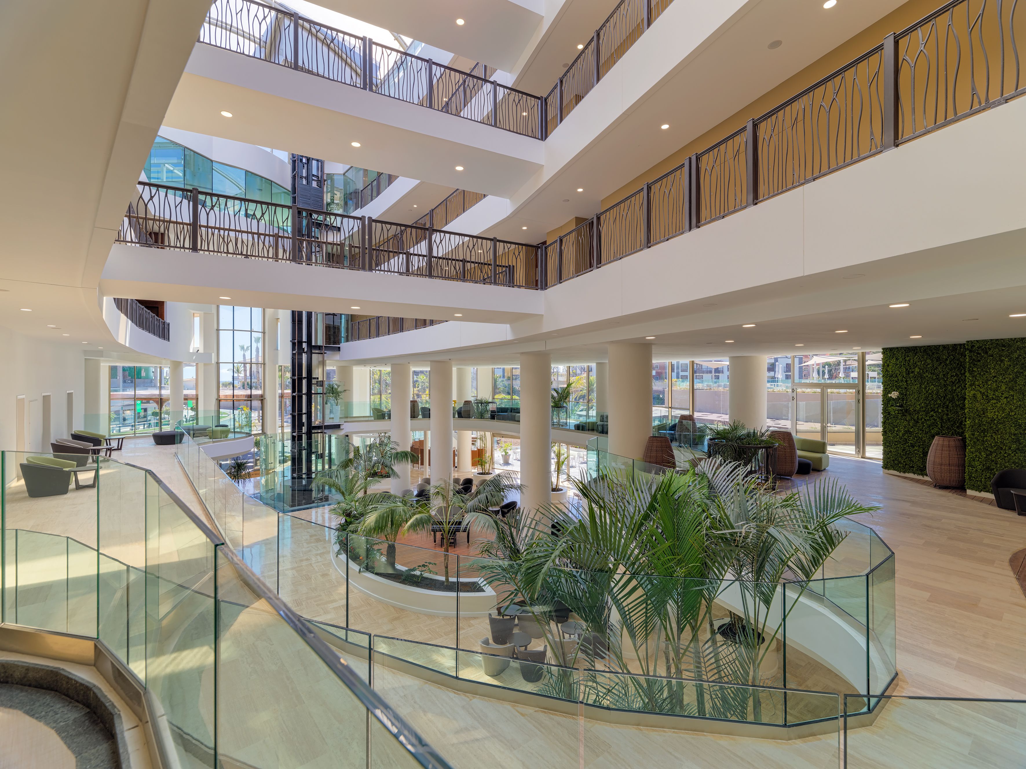 5 bars/lounges, 3 swim-up bars, 3 poolside bars