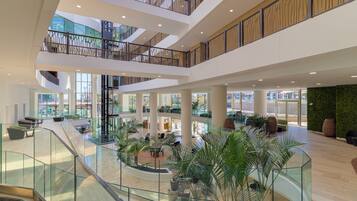 5 Bars/Lounges, 3 Bars im Pool, 3 Poolbars