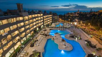 7 albercas al aire libre, sombrillas en la alberca y camastros