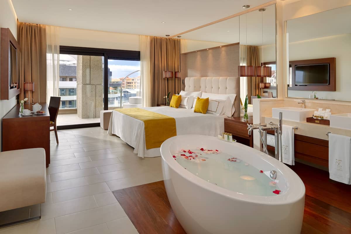1 kamar tidur, minibar, brankas, dan meja kerja
