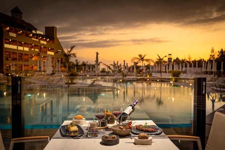 Se sirven desayunos, almuerzos y cenas; cocina internacional. GF Victoria