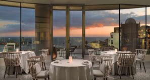 供應早餐、午餐和晚餐，國際料理