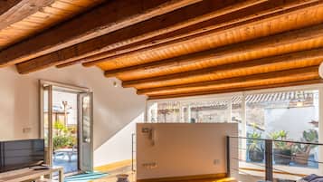 Appartement, 1 chambre, terrasse | Coin séjour | Télévision, cheminée