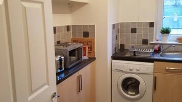 Fridge, oven, stovetop, electric kettle