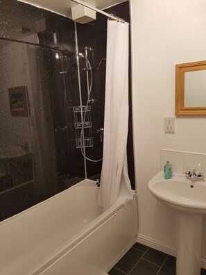 Bathroom shower - Bathgate Contractor and Business Apartment (Bathgate)