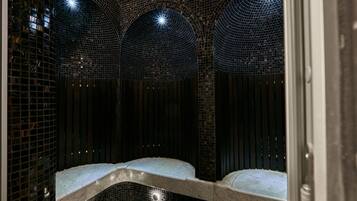Salas de tratamiento para parejas, un sauna, una bañera de hidromasaje