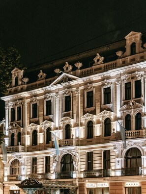 Fassade der Unterkunft – Abend/Nacht