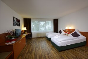 In-room safe, desk, blackout curtains, iron/ironing board - Michel Hotel Rüsselsheim Frankfurt Airport (Ruesselsheim)