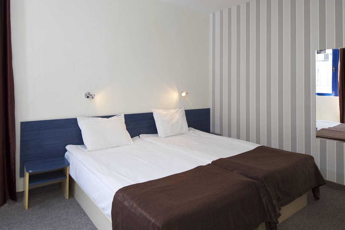 Escritorio, wifi gratis y ropa de cama 